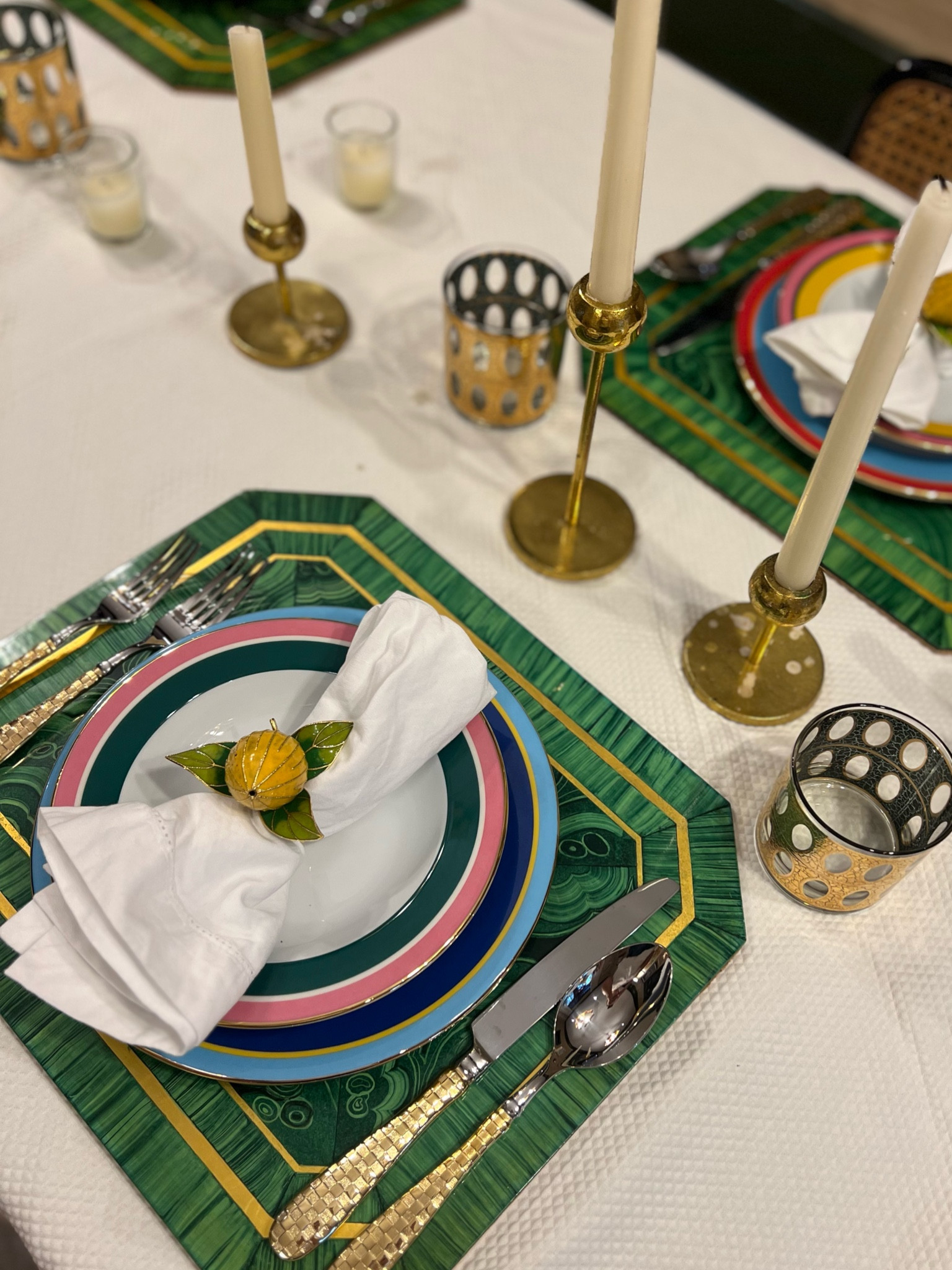 A happy and colorful tablescape ♥️