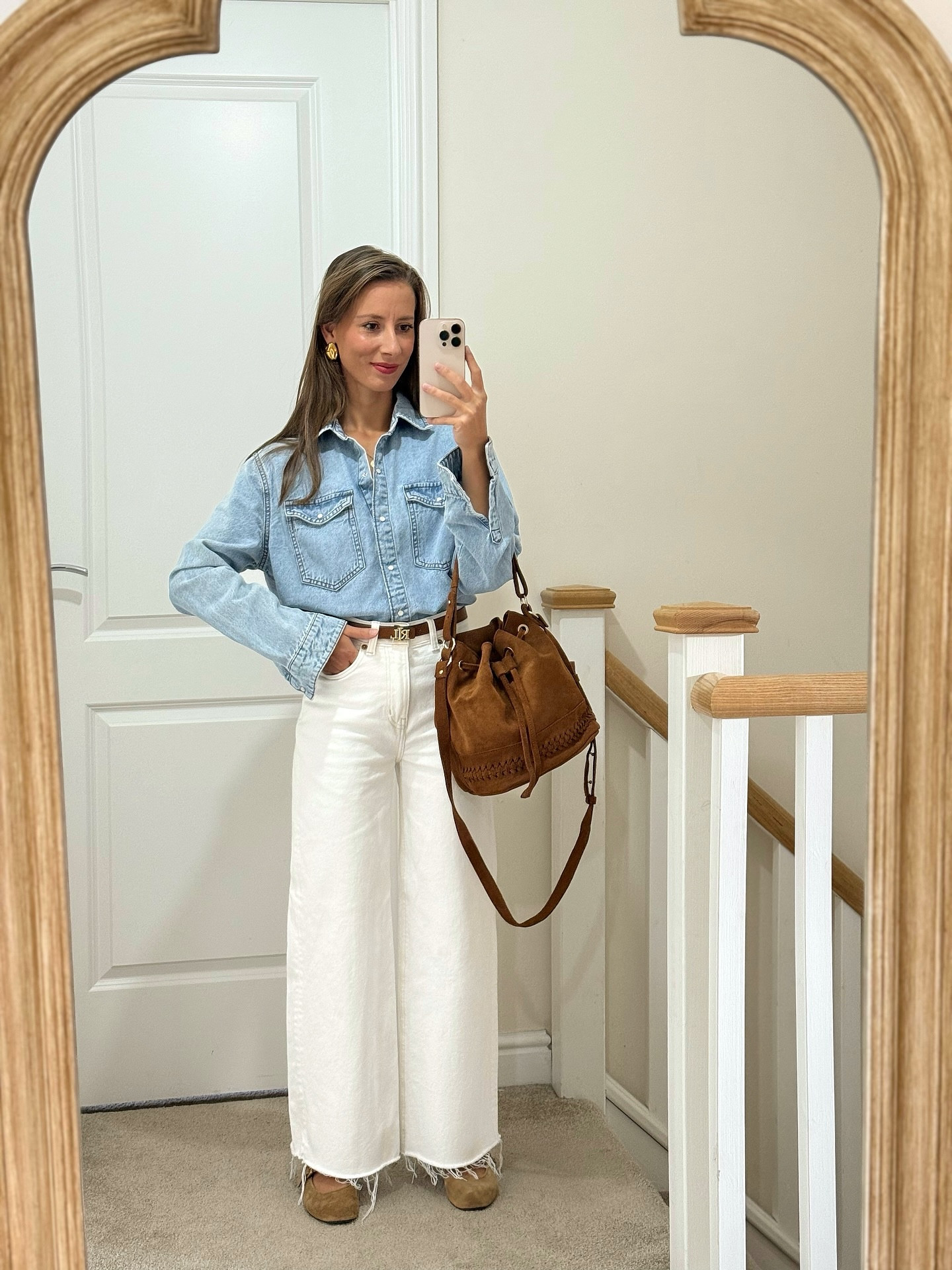 Autumn fashion, I’m so here for it! 🍁🍂🍃🧶🧸 Double denim and suede are a win. Chefs kiss 😮‍💨🤌🏼. 

Link’s will be on my LTK. 

Save for outfit inspiration!