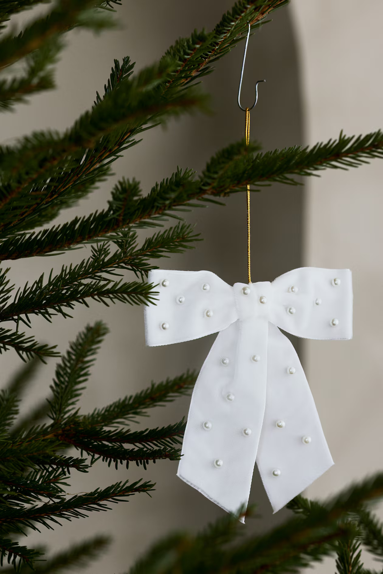 Large beaded bow decoration | H&M (UK, MY, IN, SG, PH, TW, HK)