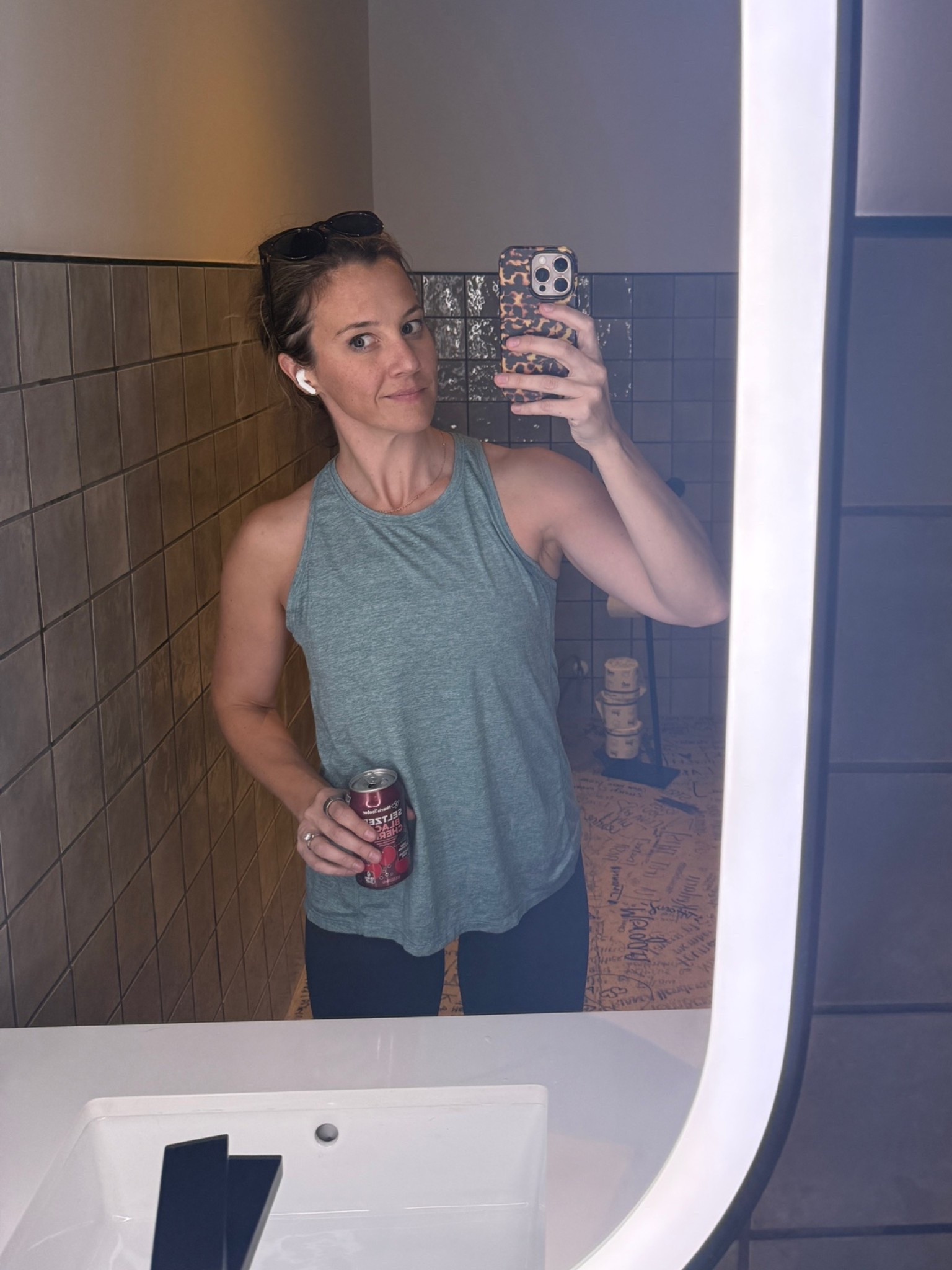 Quick selfie before the workout 🏋🏻‍♀️