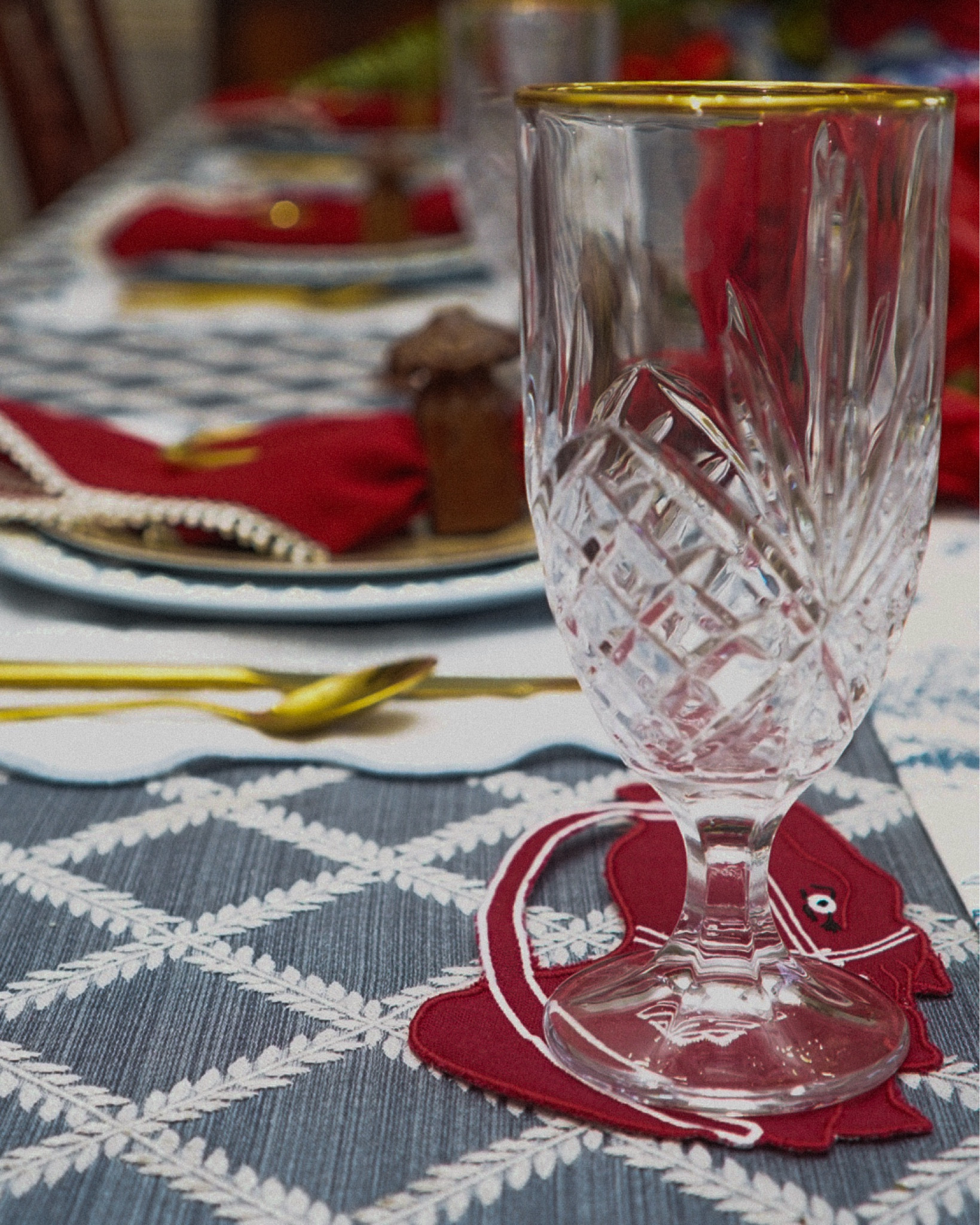 Kentucky Derby Tablescape…show horse napkins at www.mrsevansplace.com