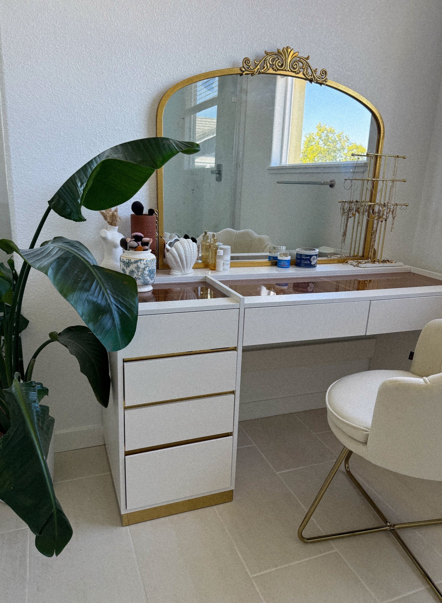 Dream Vanity🤝🎀🫶🏼 spoiler* i made my own with random pieces 

#LTKFindsUnder100 #LTKHome #LTKBeauty