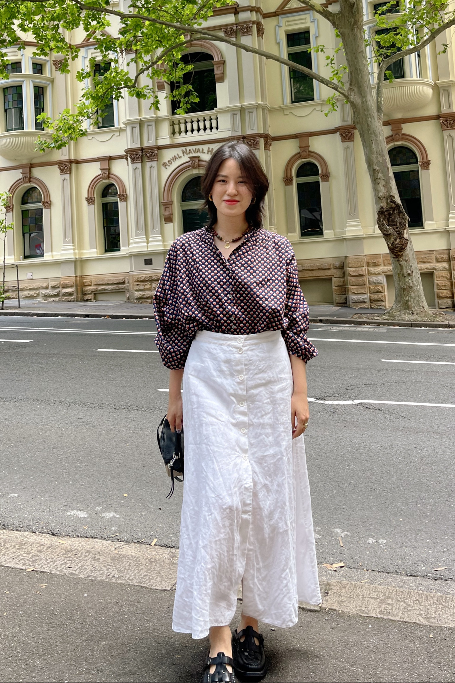 Wearing this relaxed blouse from Doen (a few sizes left) and my go-to linen skirt ❤️