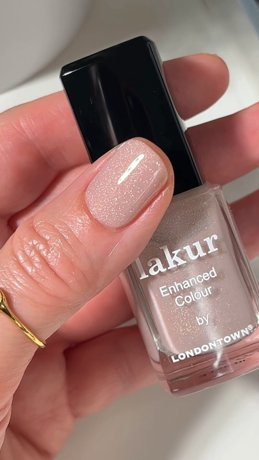 The prettiest neutral that’s easy to throw on quickly, and hard to mess up. Don’t sleep on this one. ✨

Champagne in Bed, from Londontown 🤍

#nails #bridalnails #neutralnails 

#LTKBeauty