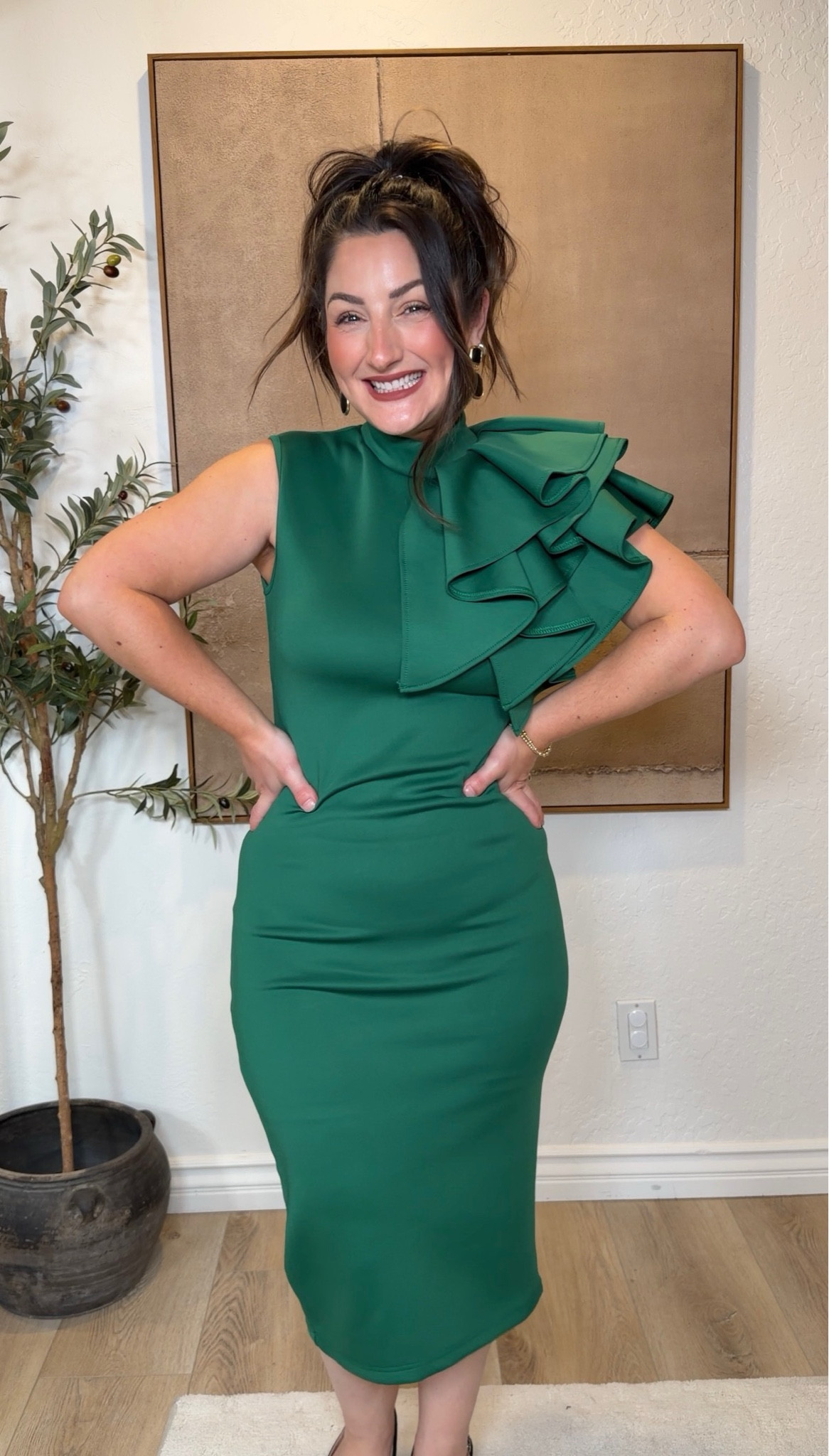 Cocktail dress with a gorgeous ruffle neckline! Size small (5'0" 140lbs)


#LTKFindsUnder50 #LTKPetite #LTKWedding