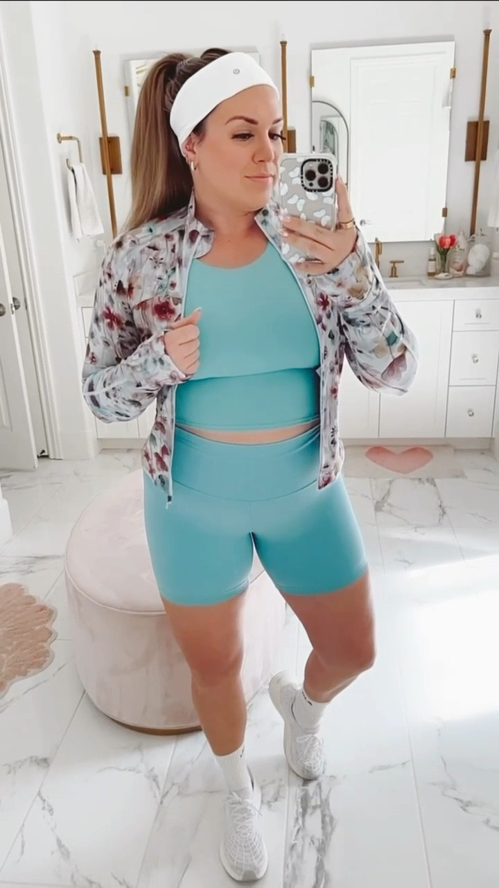 curvy gym outfit! wearing size 12 in tank and jacket and size 10 in shorts  

#LTKunder100 #LTKfit #LTKcurves
