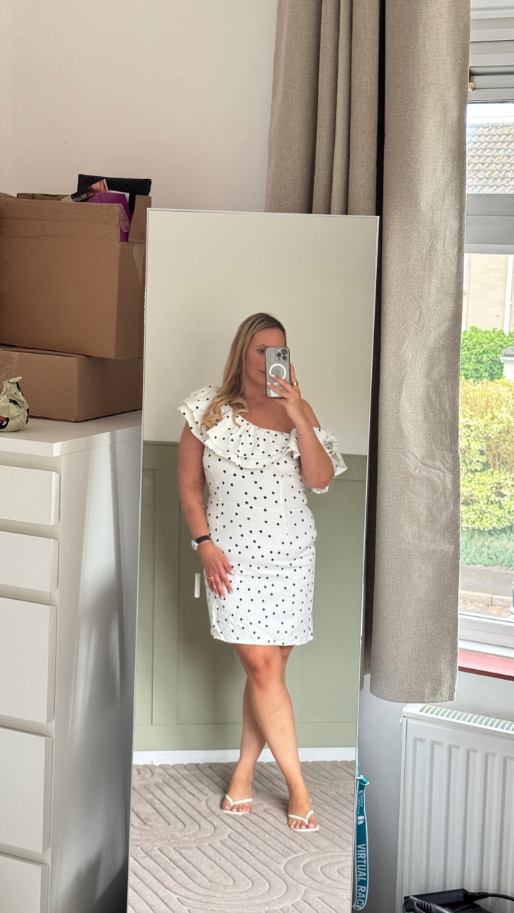 POV: you’re still not over polkadots and honestly… you don’t need to be 🤍

I keep seeing “trends are over” but this one? I’m not buying it. Polkadots just work. Easy to style, always look put together, and somehow feel a bit more fun than your usual neutrals.

This dress feels like one of those easy occasionwear wins… something you can throw on for a spring event, dinner, or plans that need a bit of effort without overthinking it.

So be honest… are we still into polkadots or are you leaving them behind? 👀

#polkadotdress #springoccasionwear #occasionoutfitideas #curvyfashionuk #outfitinspo

#LTKdresses #LTKsummer #LTKspring