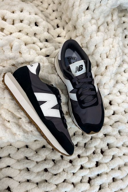 NEW BALANCE sneakers for fall and winter! The perfect neutral for sweaters, matching sets, leggings, etc 🖤🎧👏🏼