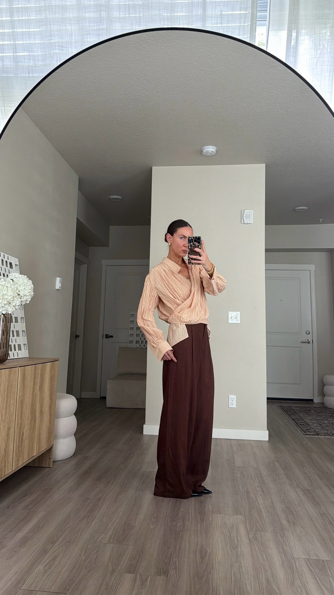 fox top on sale 
i'm 5'7 and wearing size small in all 
pants are lioness 
@cos #cos #brownaesthetic #chicgirl #minimaliststyle #cos #brown #prefall #autumn #falloutfit #chicoutfit