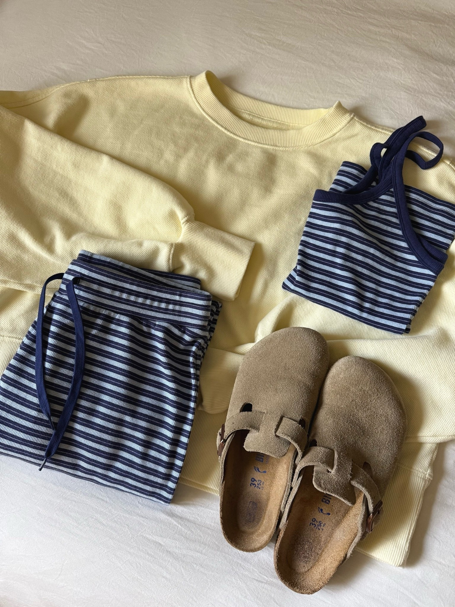 Comfy outfit 💛

#loungewear #aerie #aritzia #outfitinspo #stripes #harbournavy

#LTKootd #LTKSeasonal #LTKU