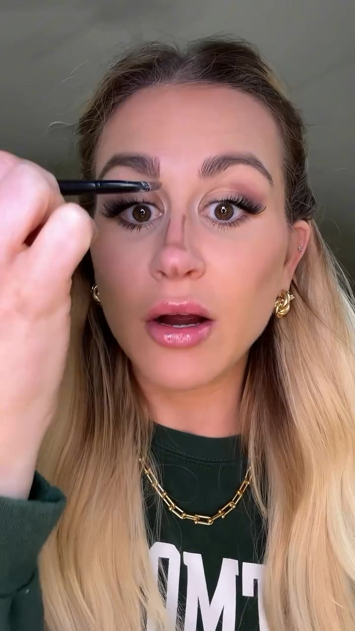 Testing out the viral slimming button nose contouring hack! ✨ Scam or no? 🤷🏼‍♀️