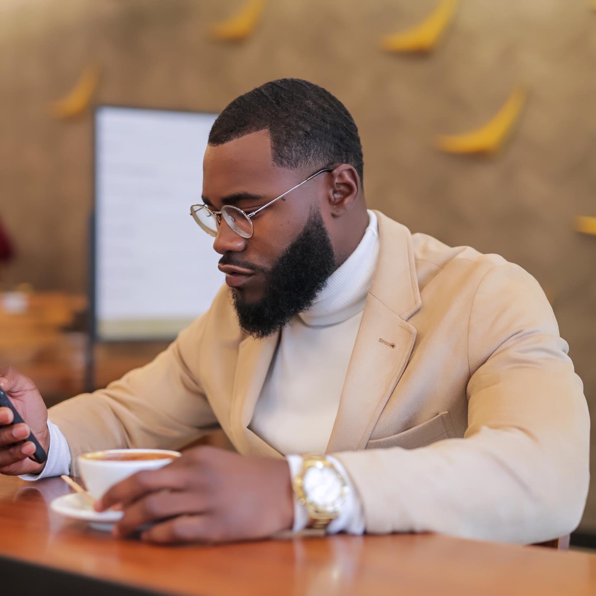 📜 𝒩𝑜𝓋𝑒𝓂𝒷𝑒𝓇 𝟣

Hey LTK fam! 👋🏾
Just found this tailored blazer and it’s a staple for any man who values versatility. This piece moves effortlessly from dressed up to dressed down, and no matter how you style it, it delivers a clean, sophisticated finish.

The model is wearing a 40, but I had mine tailored. My true size is a 38 Regular — tailoring makes all the difference.

Shop the look below 👇🏾

#LTKmens #LTKHoliday #LTKGiftGuide #MensStyle #TailoredFit
