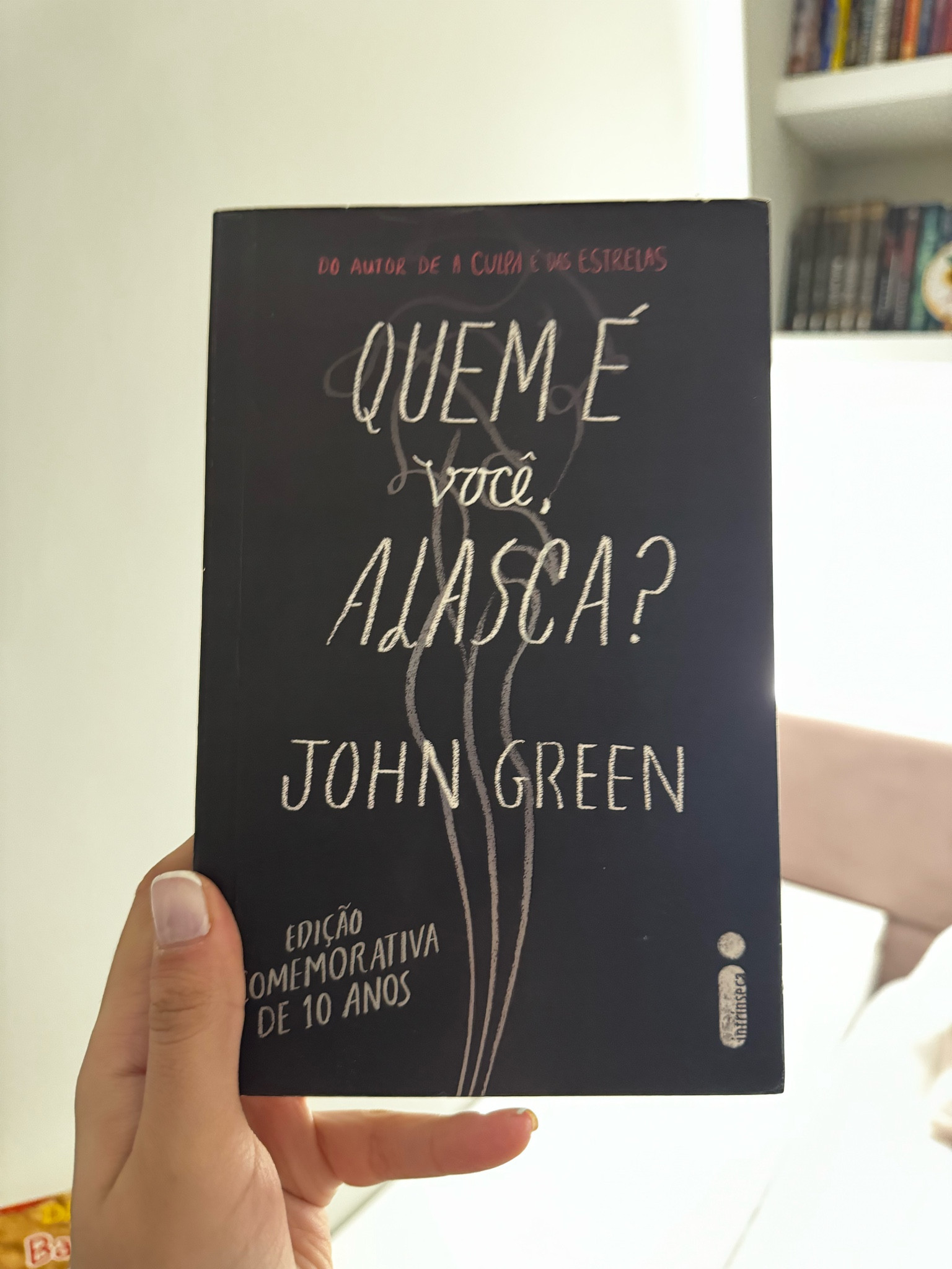 “Miles Halter vivia uma vidinha sem graça e sem muitas emoções (ou amizades) na Flórida. Ele tinha um gosto peculiar: memorizar as últimas palavras de grandes personalidades da história. Uma dessas personalidades, François Rabelais, um escritor do século XV, disse no leito de morte que ia em “busca de um Grande Talvez”. Para não ter que esperar a morte para encontrar seu Grande Talvez, Miles decide fazer as malas e partir. Ele vai para a Escola Culver Creek, um internato no ensolarado Alabama.

Lá, ele conhece Alasca Young. Ela tem em seu livro preferido, O general em seu labirinto, de Gabriel García Márquez, a pergunta para a qual busca incessantemente uma resposta: “Como vou sair desse labirinto?” Inteligente, engraçada, louca e incrivelmente sexy, Alasca vai arrastar Miles para seu labirinto e catapultá-lo sem misericórdia na direção do Grande Talvez. Miles se apaixona por Alasca, mesmo sem entendê-la, mesmo tentando sem sucesso decifrar o enigma indecifrável de seus olhos verde-esmeralda"

#LTKover50style #LTKstyletip #LTKgiftguide