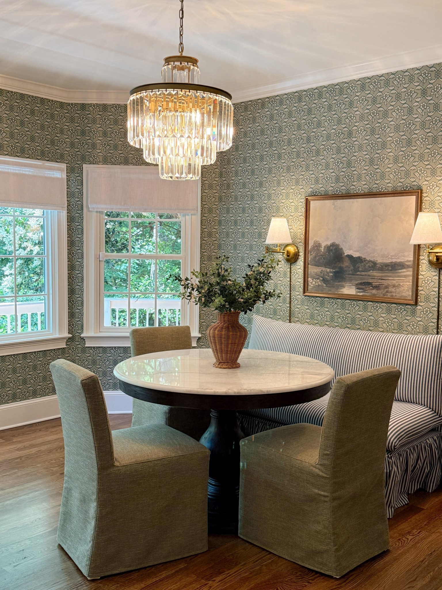Breakfast room ✨ The wicker vase is a few years old along with the sconces! 