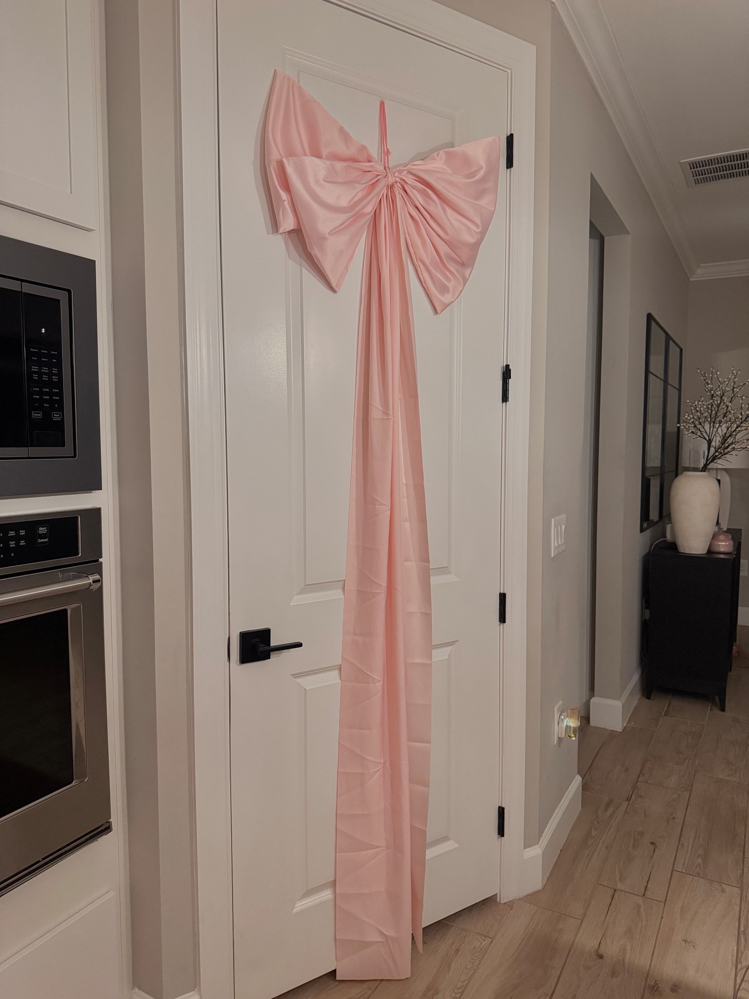 The viral Walmart bow is HUGE!! Perfect Valentine’s Day decor! 💓💕🎀🌸 