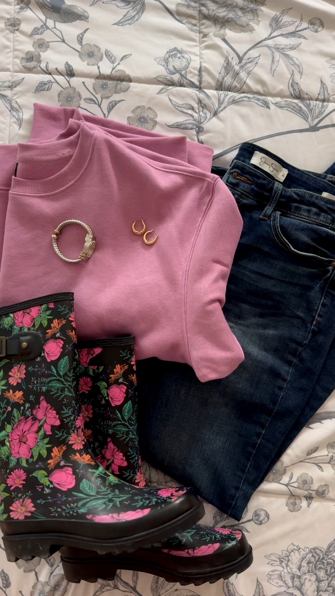 my #ootd was made up of my fav fleece crewneck, my $4 earrings i rave about, jessica simpson jeans, and my rain boots from tractor supply. everything linked below 🔗🤍

pssst: there are sooo many other rain boots + watches linked on my LTK home page so check out the products tab too👀

#LTKFindsUnder50 #LTKSeasonal