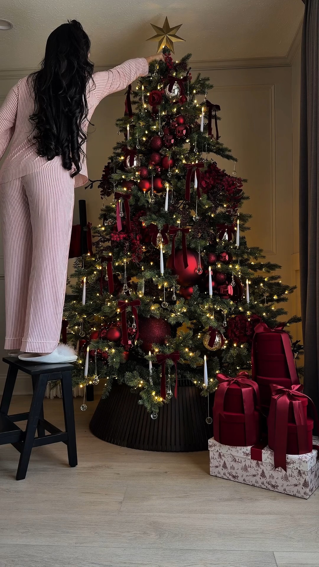 Would you decorate your tree in burgundy this year? 🎄✨ 

A classic, warm, and elegant burgundy Christmas. ❤️🎄
Candles, velvet ribbons, and love in every detail. ✨

#BurgundyChristmas #ChristmasTree #ChristmasHomeDecor #HolidayVibes #ClassicChristmasDecor #RedChristmas #ChristmasInspiration #ElegantChristmas #HomeDecorInspo