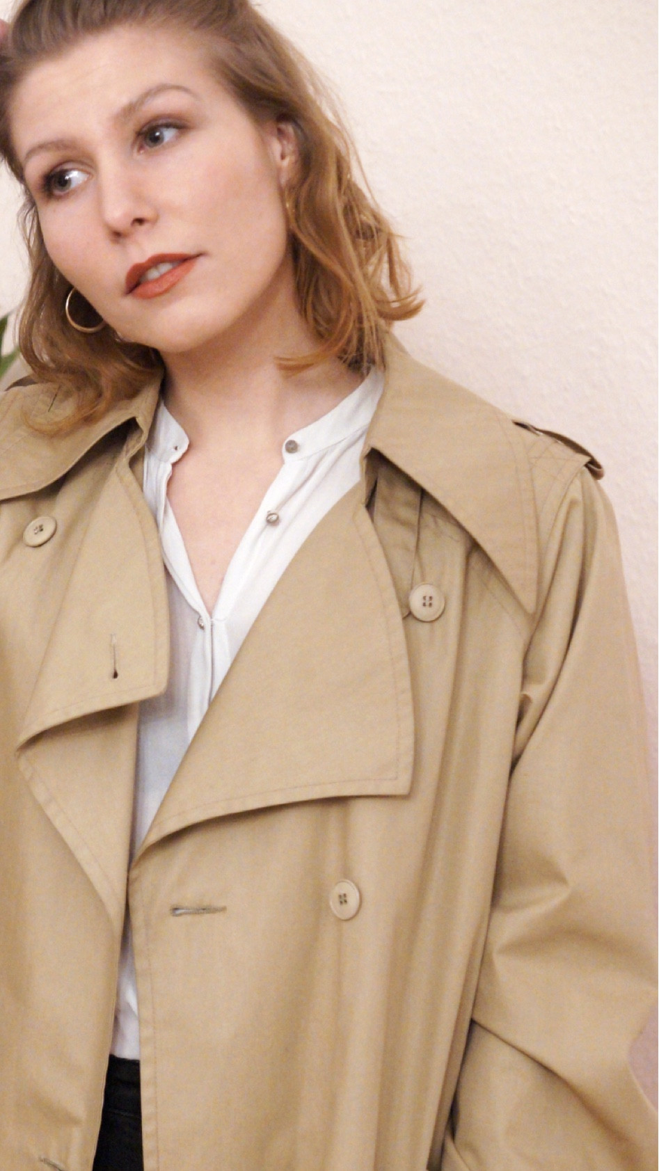 Classic trench coat for light summer evenings, transitional seasons in a casual chic look.