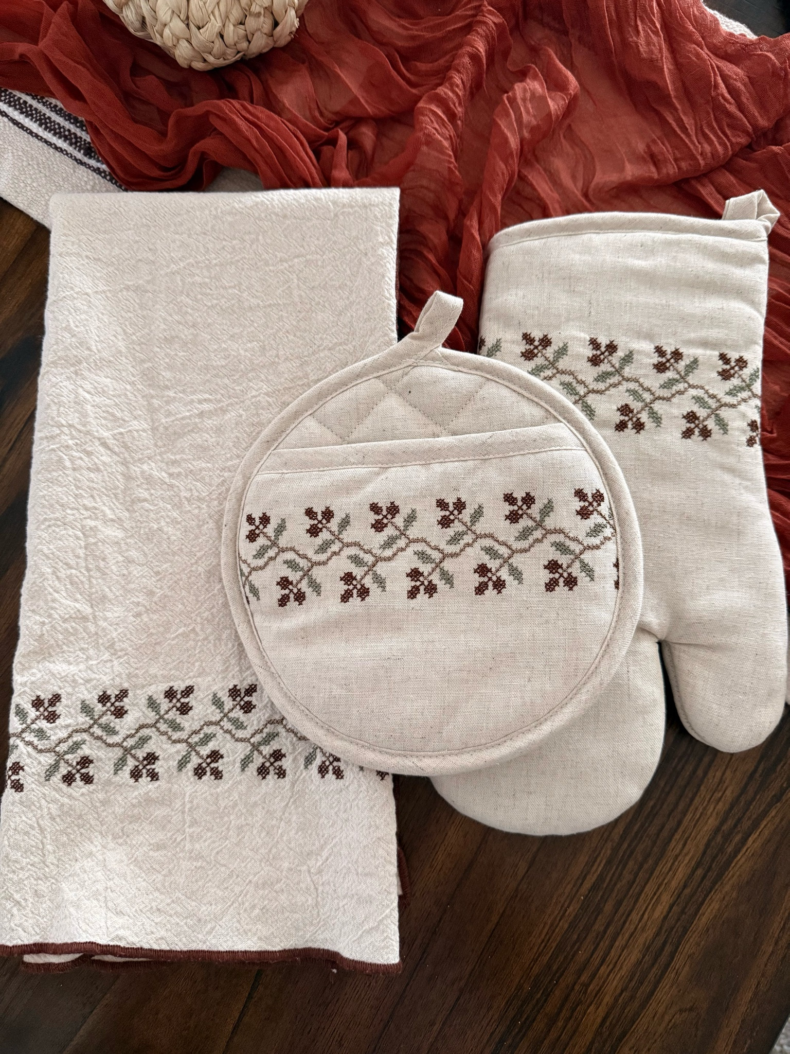 I recently bought a cute oven mitt set and kitchen towel from Target. I absolutely love the embroidery details on them. They make for adorable fall decor for the kitchen or even as thoughtful gifts.