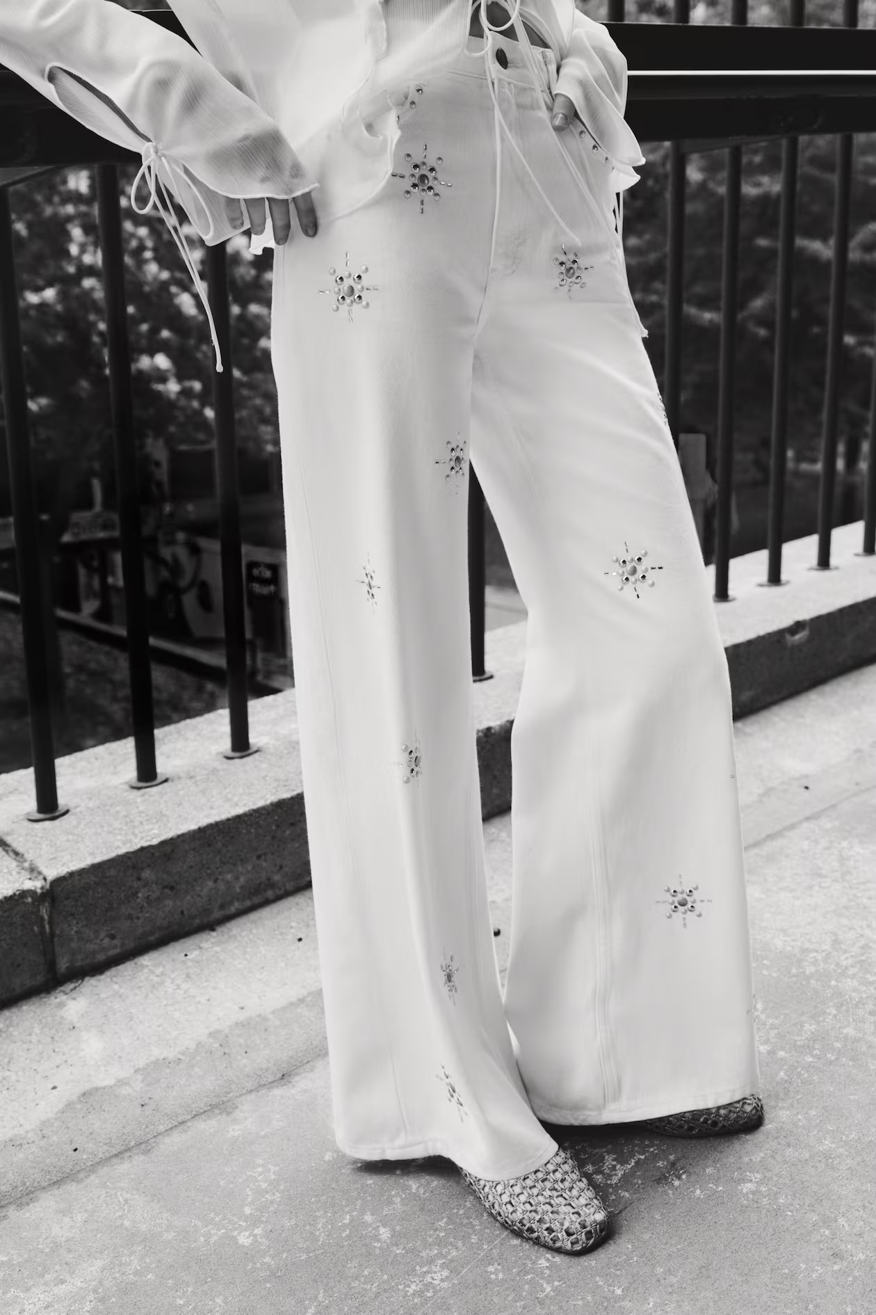 Studded Wide Ultra High Jeans | H&M (US + CA)