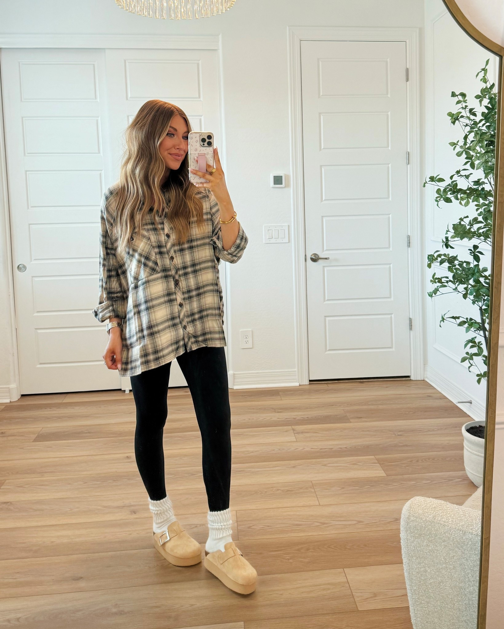 Cute & comfy fall outfit! These oversized flannel tops are the best!! I’m wearing a medium! 

Pregnancy outfit, fall maternity outfit, bump friendly outfit 
