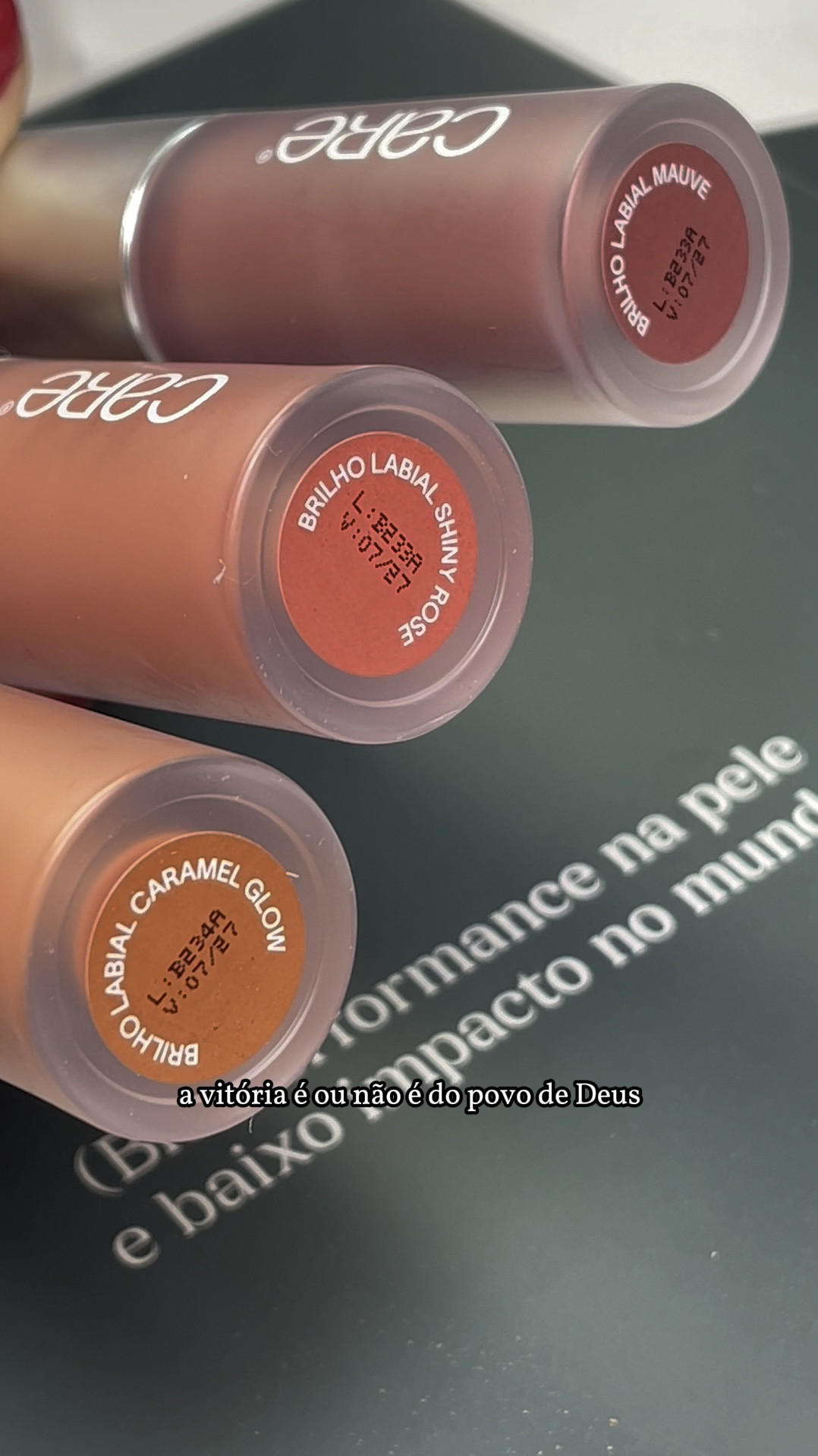 A textura inovadora de gel do Lip Oil se transforma em um óleo leve, nutrindo os lábios com uma pitada suave de cor e acabamento ultra brilhante e luminoso. 

Principais benefícios: 

Nutre e proporciona uma textura confortável que se funde aos lábios; 
Com aplicador robusto e generoso para uma melhor cobertura; 
Tecnologia exclusiva que resulta no efeito ‘jelly’ do produto e que fornece uma barreira protetora impedindo a perda de nutrição labial. 
O Lip Oil pode ser usado sozinho, como primer labial sob o batom ou como top coat para dar volume. 

Fórmula 100% livre de toxinas, sem parabenos, fragrância, talco e metais pesados, sem silicones e microplásticos.

*A cor do produto pode variar de acordo com a tonalidade dos lábios.

#LTKbrasil #LTKbeleza