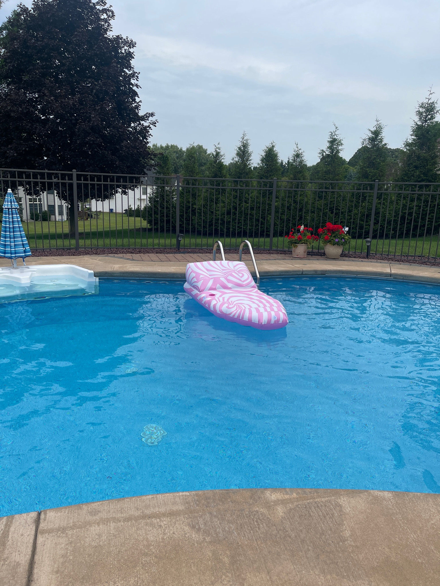 Cute pool float



#LTKSummerSales #LTKSwim #LTKSeasonal