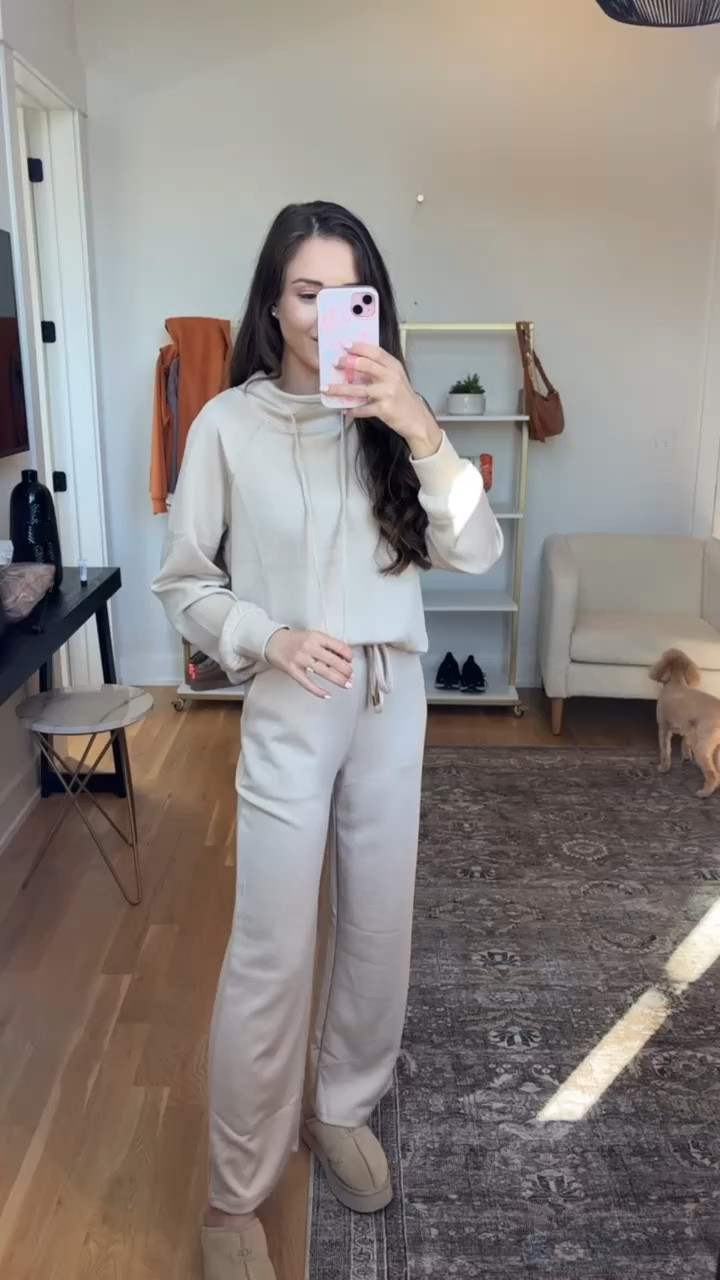 Lounge Set! 🤎

Fall, 2 piece, oversized, comfy, winter, pullover, sweatsuit, tracksuit