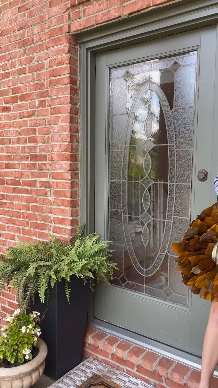 Magnolia leaf wreath

#LTKHome #LTKSeasonal