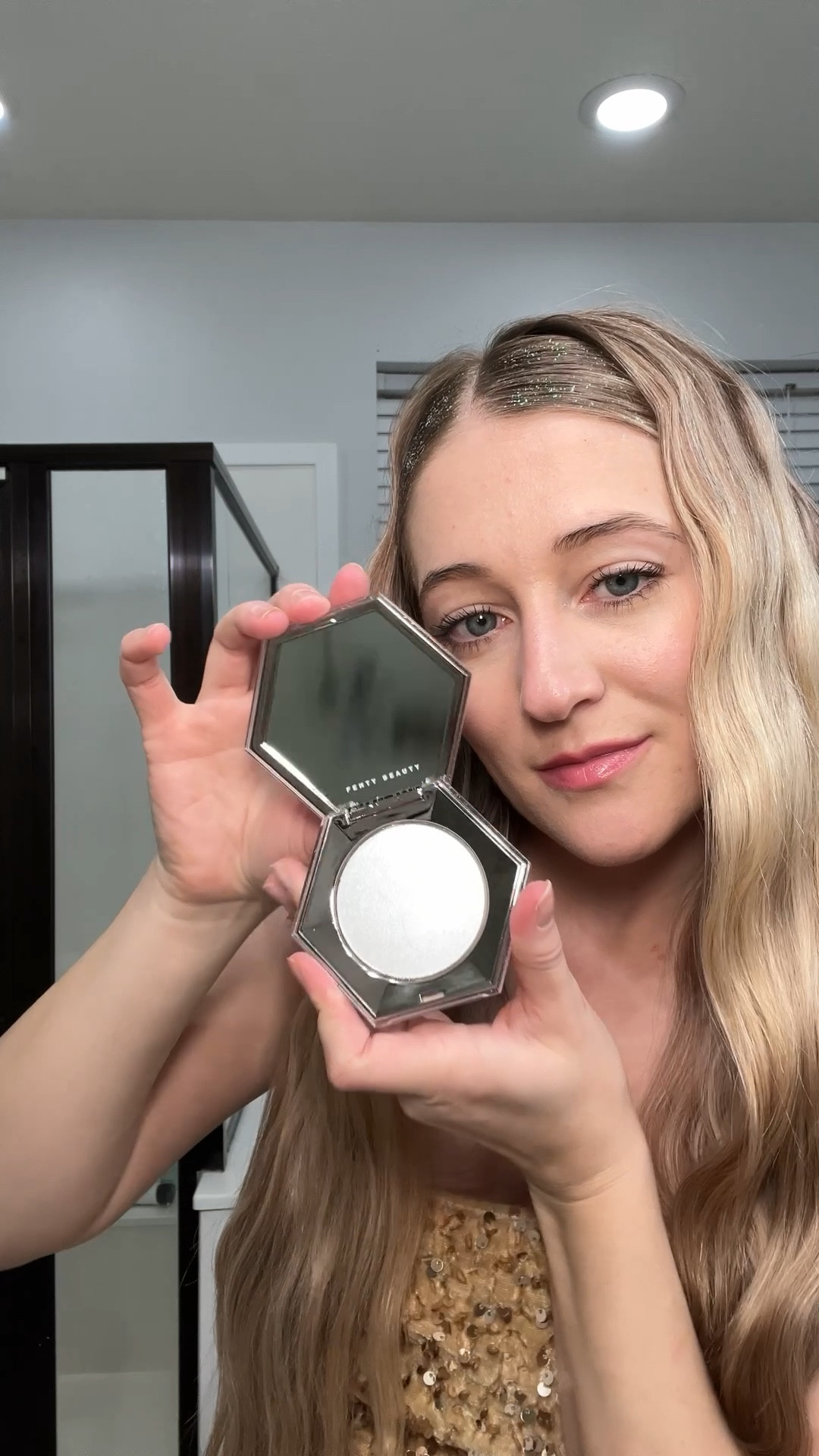 I wanted a ✨sparkly ✨eyeshadow without it being big sparkles that would fall in my eyes. Love that I can use as highlighter too🤩

#fentybeauty #highlighter