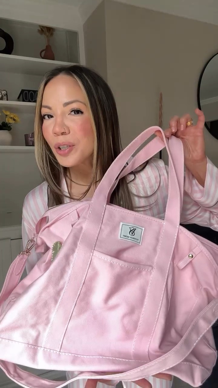#vspartner Okayyy, who else is excited for the @victoriassecret Fashion Show?! 🩷🪽

The 2026 show is happening LIVE on Sunday, October 18, and you can watch it on YouTube at 7:30 PM ET.

And if you’re planning a little watch party, VS has you covered with their new Watch Party kits so you can look the part while watching. Comment “shop” and I will send you the link. 

#victoriassecretfashionshow #vsfs2026 #victoriasecrets #watchparty