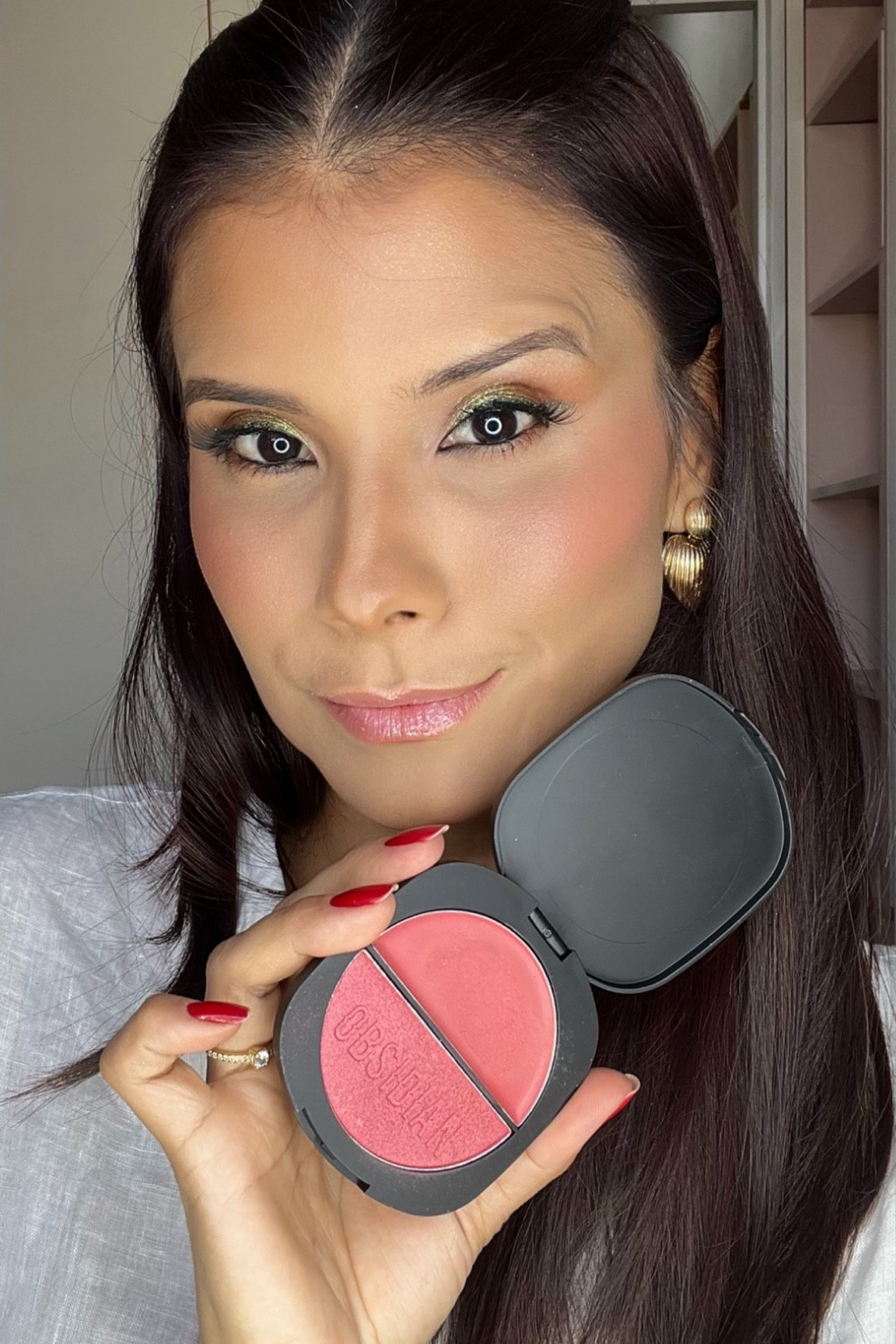 Não sei qual a magia, mas certamente gostei da tecnologia por trás desse blush que pra mim é uma sacada ótima! Um blush cremoso mas que se transforma em pó assim que aplicamos é um com um pouco de brilho, pra usar junto, em camadas ou sozinhos!
Adorei essa cor também, ela é coringa e serve pra todos os tipos de pele. 


#LTKbeauty #LTKbrasil #LTKgiftguide