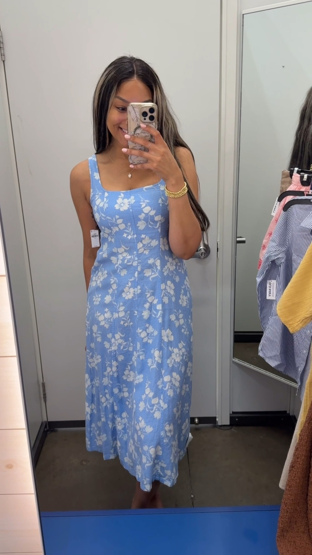 Old Navy dresses 50% off right now 😍🩵🩵 size XS in this one, I wished it would have fit a little tighter in the waist!

Old navy fashion affordable floral dress summer dresses pockets linen blend cute blue and white feminine

#LTKSaleAlert