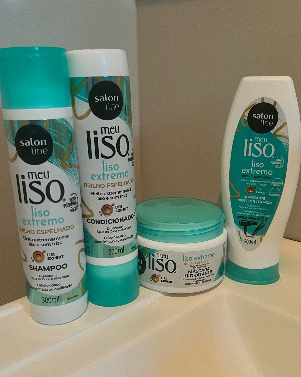 linha Meu liso foi criada especialmente para atender as lisas, sejam elas de cabelos naturais, alisados ou relaxados. Meu Liso Extremo é ideal para conquistar aquele efeito liso todo natural, alinhando da raiz às pontas, hidratado e sem frizz!
- Proteção térmica.
- Alinhamento extremo.
- Antifrizz.
.
Ativos:
- D-pantenol.
- Água de coco.
- Aloe vera.

#LTKstyletip #LTKbeauty #LTKbrasil