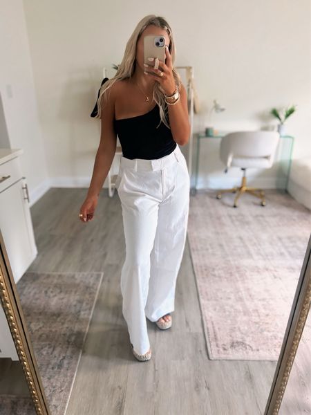 These linen pants are only $30! Not petite girl friendly but perfect with wedges or heels 🖤
