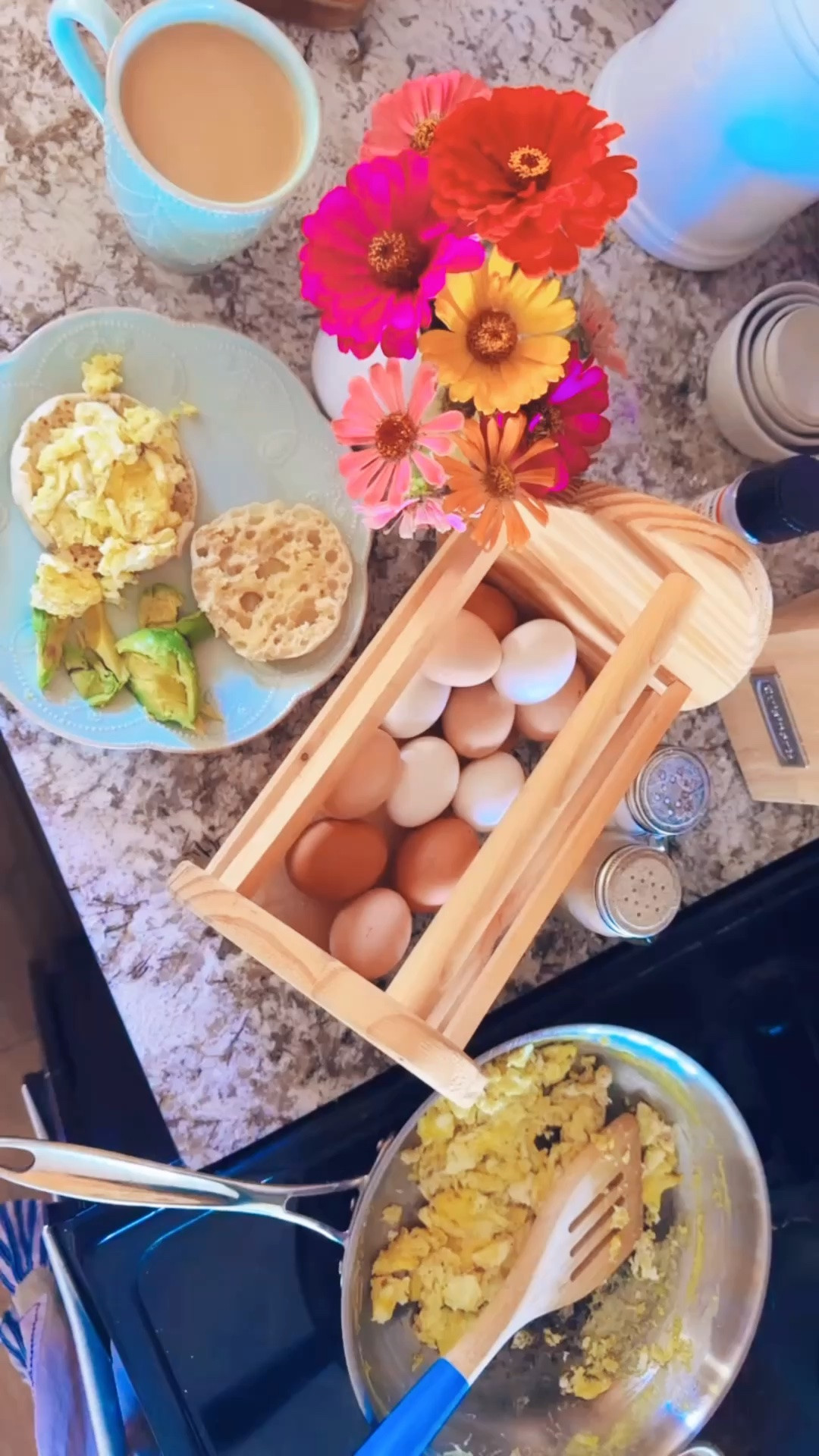 And nothing we love more than yummy breakfast 🍳 with our farm fresh 🐓  eggs!! 🥚
