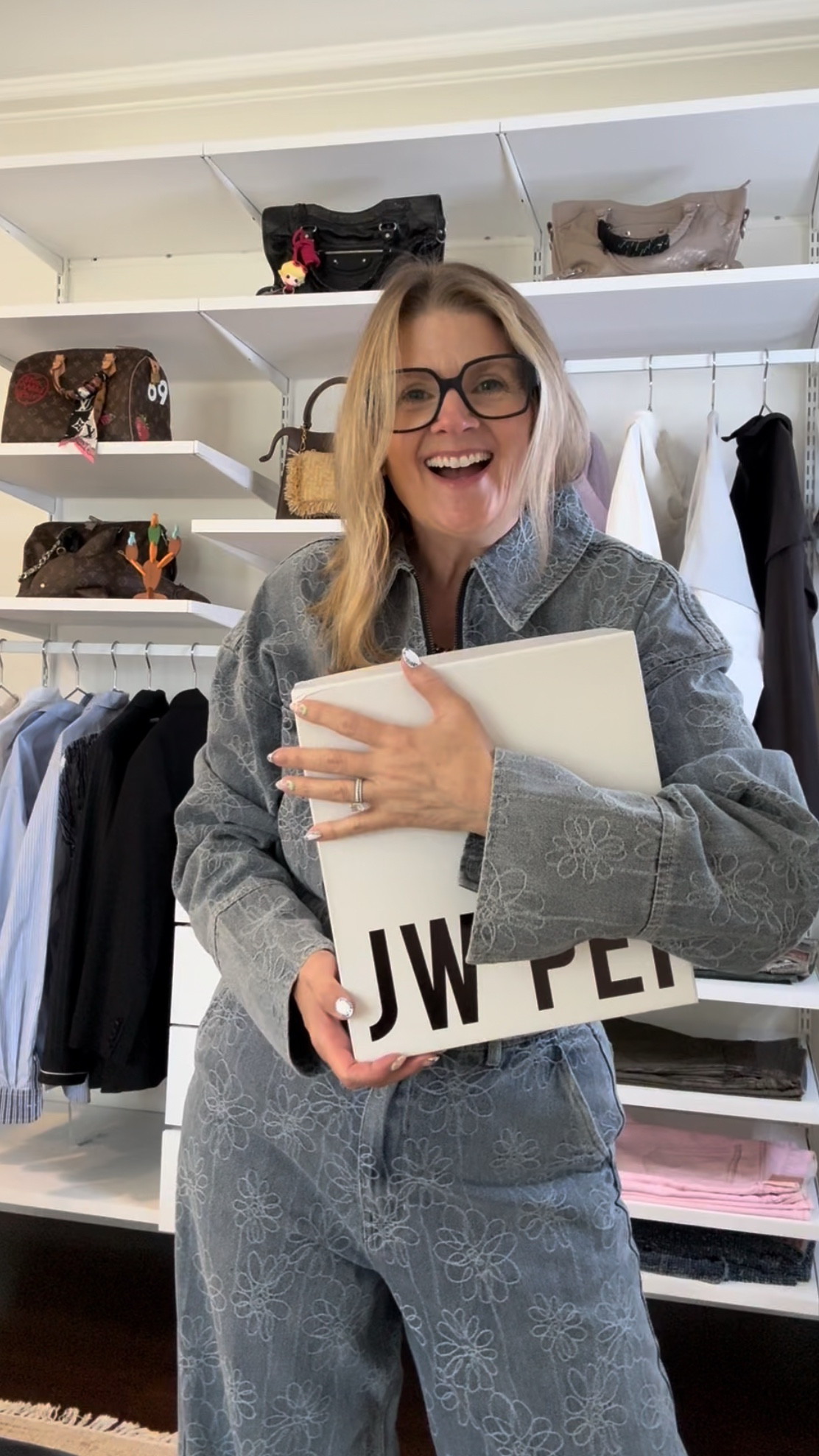I’ve unboxed a lot of bags in my day… but nothing prepared me for this one. 👀 Watch to see why I gasped when I opened the box. The quality? 10/10. The cuteness? Off the charts.
Would you rock this bag? 👜💬👇

#unboxingreel #jwpei #baglover #fashionover50