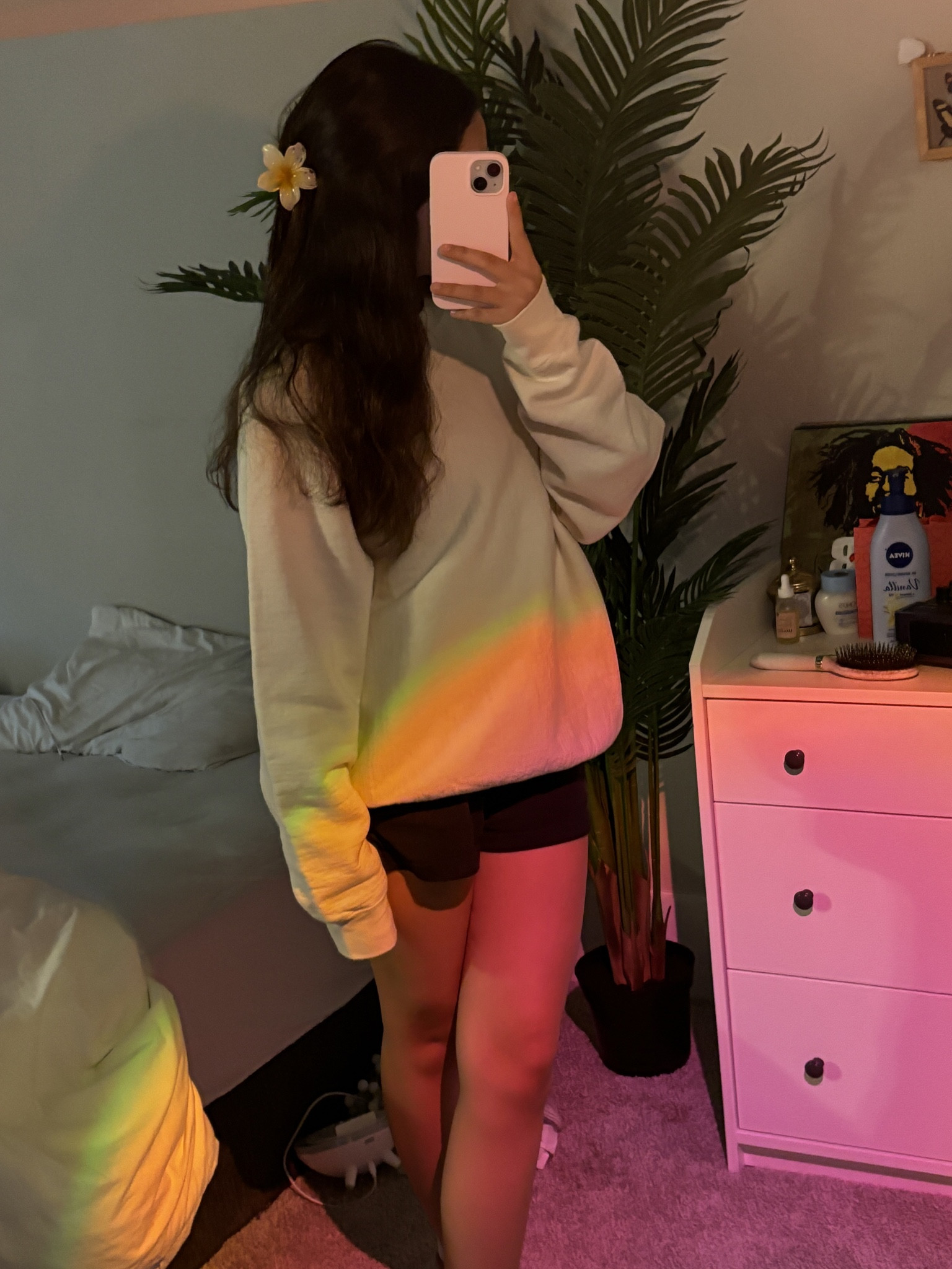 i thrifted the sweatshirt the tag says: “alvana (keep records of time)”
