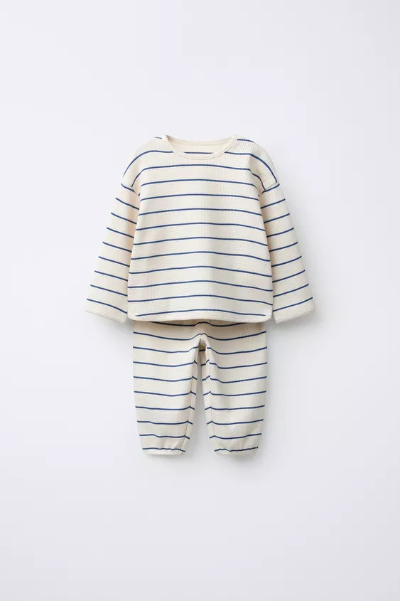 Two-piece set. Round neck long sleeve shirt. Snap button closure at shoulder. Jogger pants with e... | Zara US