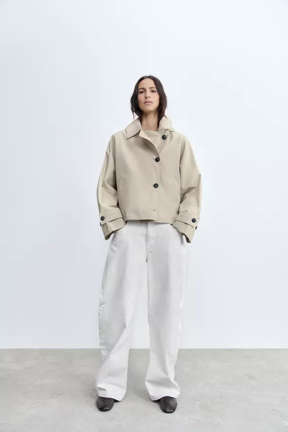 Short trench coat with a lapel collar and detachable button-up hood. Long batwing sleeves with ad... | Zara UK