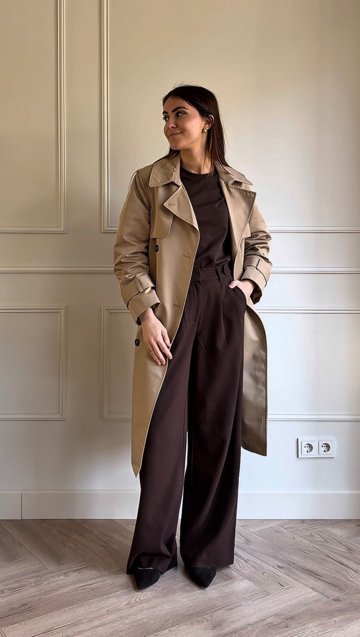 Trenchcoat long beige for spring combined with brown 
Trousers are from Costes 

#LTKnederlands #LTKspring #LTKeurope