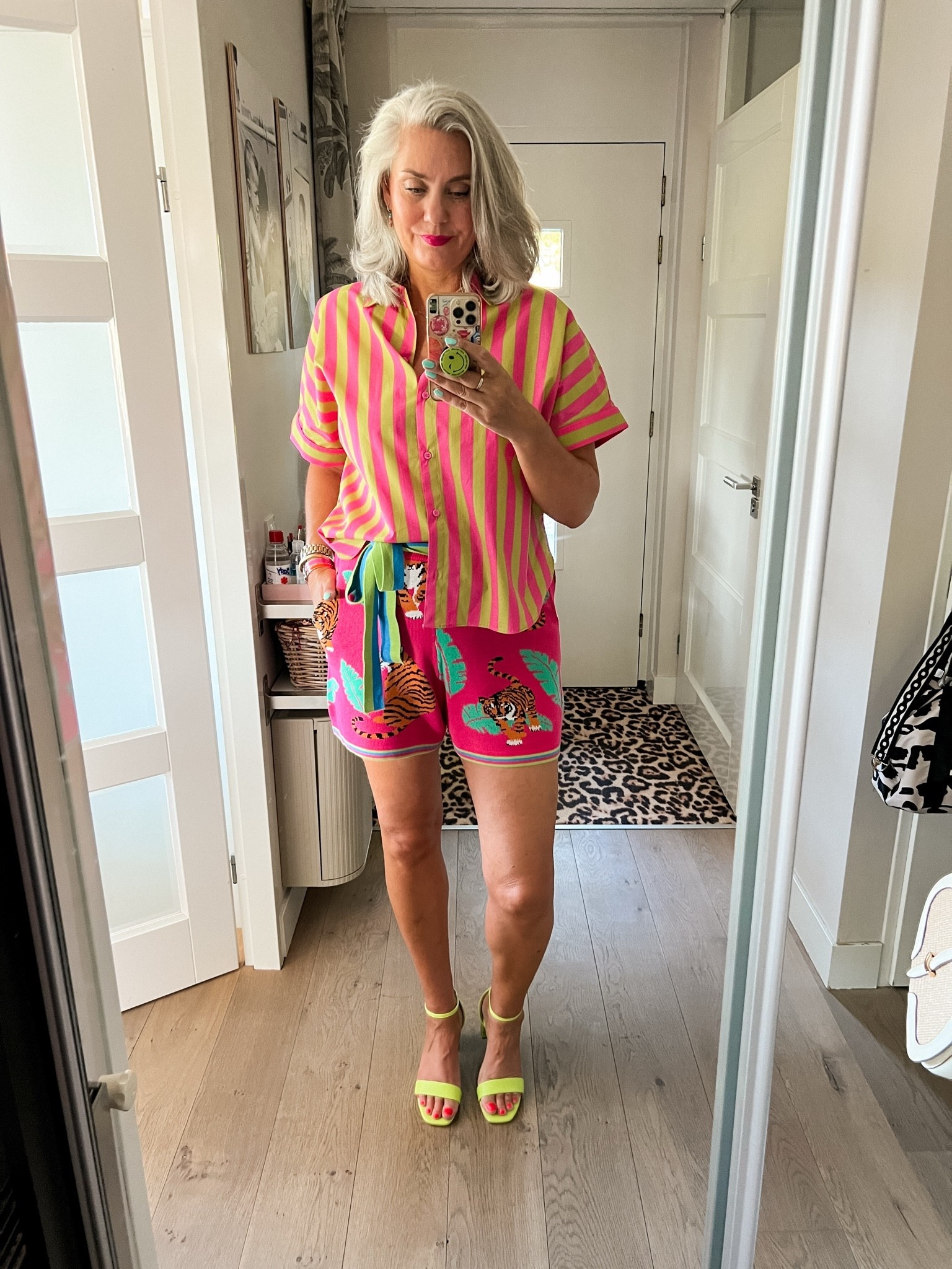 OOTD - Dinsdag. Lime groen met roze gestreepte blouse met korte mouwen is van Zara (M) en het gebreide shortje met luipaardprint is van Oxknit (L). Gebruik code MARLOUS15 voor korting. Limegroene sandalen zijn oudjes van Long Tall Sally.

#LTKnederlands #LTKeurope #LTKsummer