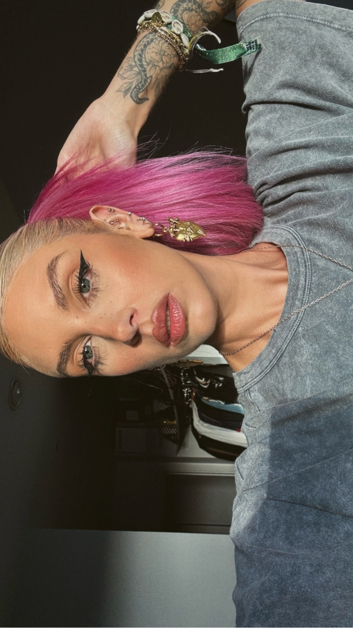 The comparison speaks for itself 👏 the @kerasilkofficial Flyaway Wand is SO easy to use and incredible at keeping every strand of hair in place 🙌 plus it gives you a little hair care burst at the same time 🫶 this small but mighty product smooths, tames, and protects against humidity for up to 72 hours!!! ✨ now available at @lookfantastic 
(ad)
.
.
.
.
.
.
.
.
.
.
.

.
#hairinspo #slickhair #kerasilk #laurakatelucas #manchesterinfluencer #slickbackhair #lookfantastic