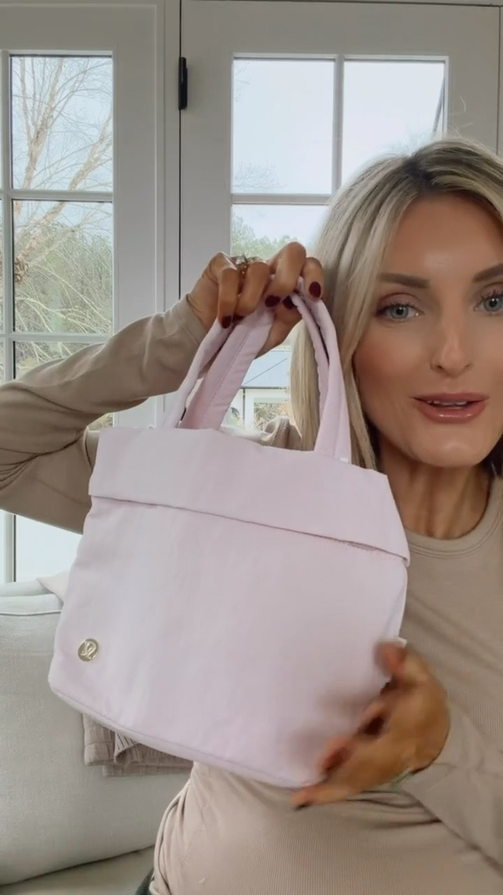 Another great bag from lululemon! This one has just a tip handle that’s great for just wearing in the crook of your arm! I love this light pink color! @lululemon #lululemoncreator #ad 

Loverly Grey, lululemon, gift ideas, purse, everyday bag, mom gift ideas, mother in law gifts 

#LTKGiftGuide