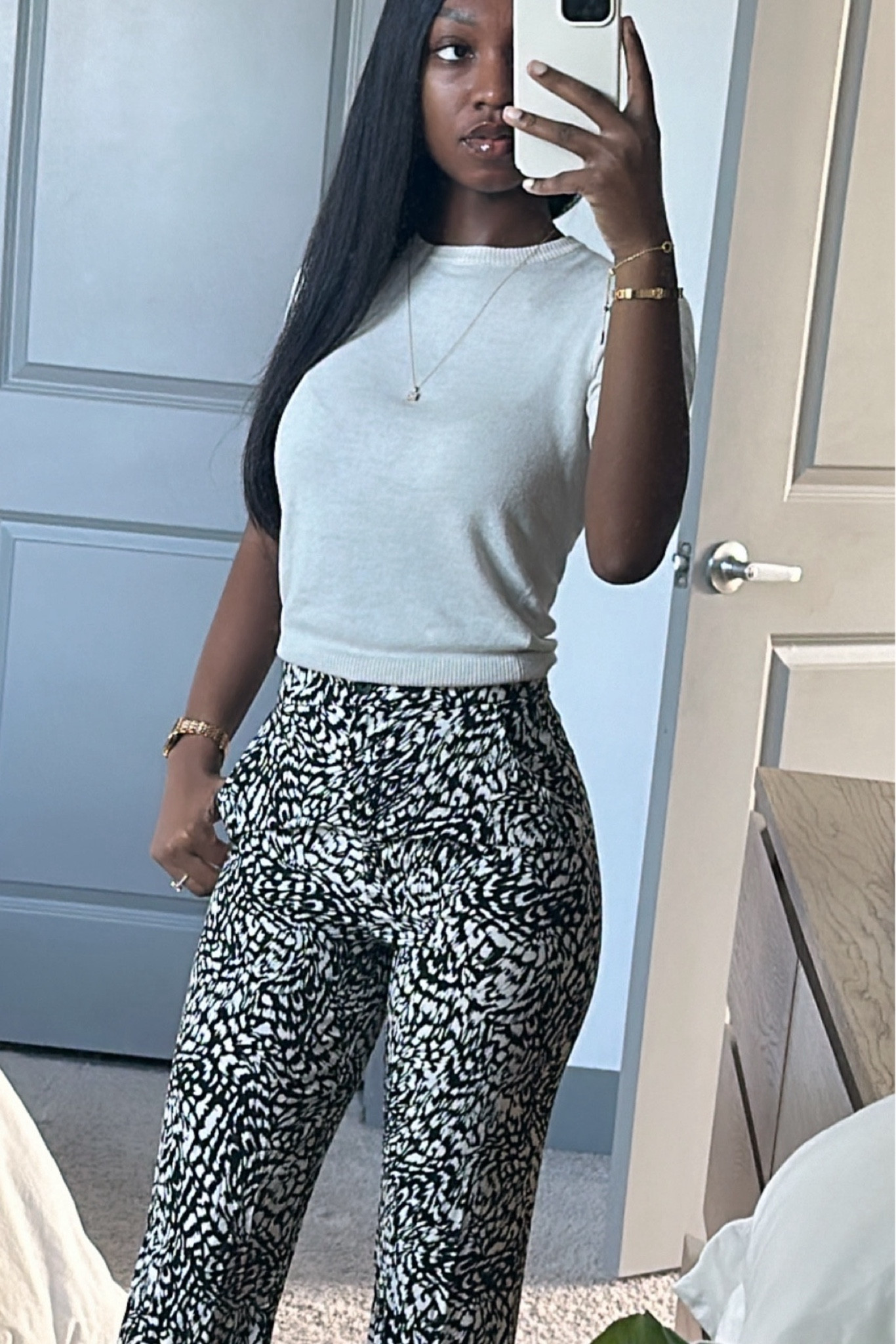 These pants are the real moment but they are unfortunately sold out 😅😍 
•
•
#hm #hmfinds #petitefashion #workootd