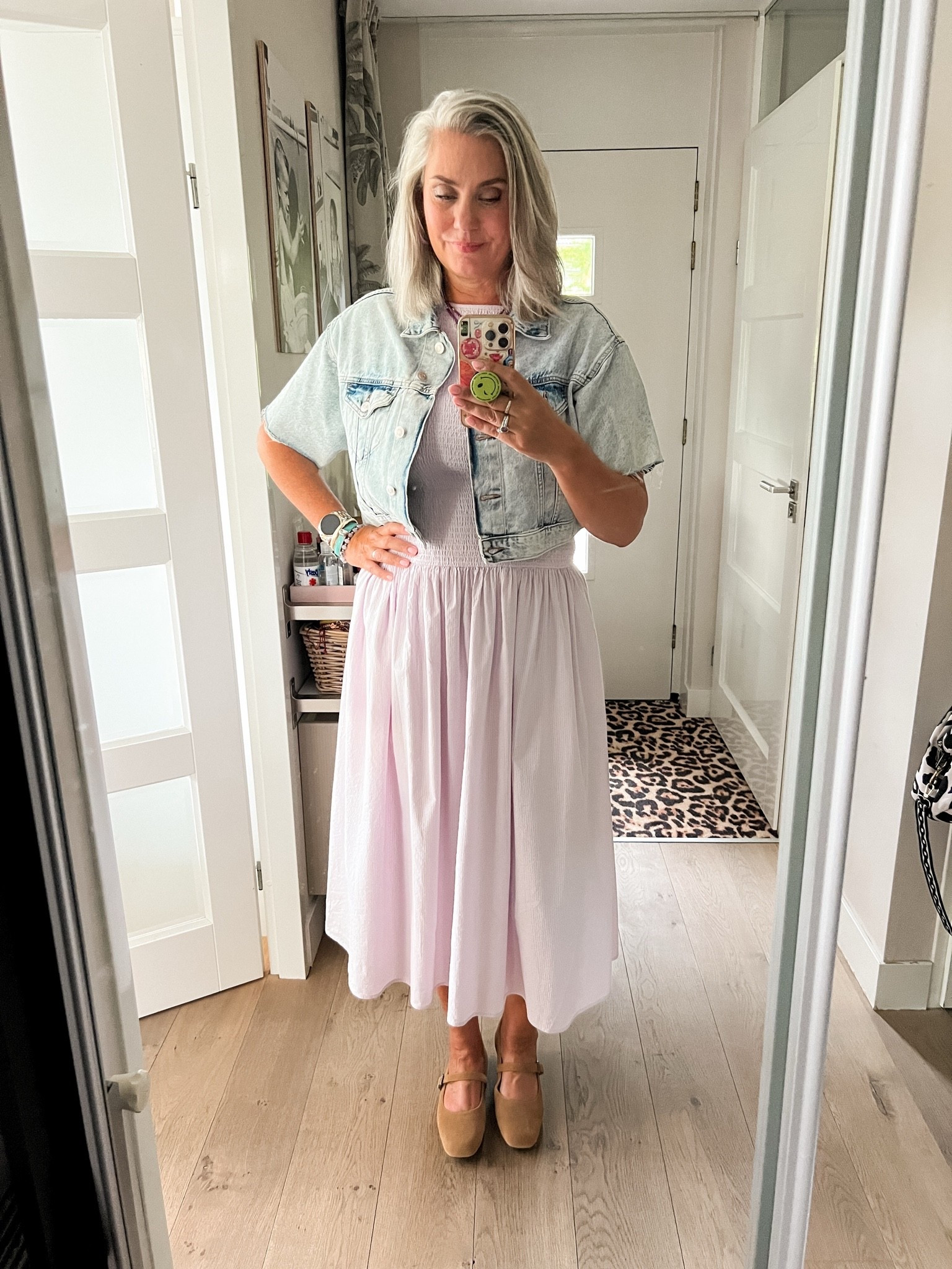 OOTD - Donderdag. Katoenen midi-jurk in zacht lila (L) met daarover een cropped denim jasje van Raizzed (M). De suède Mary Janes zijn van Lowheels.co.uk en verkrijgbaar t/m maat 47.

#LTKnederlands #LTKeurope #LTKsummer
