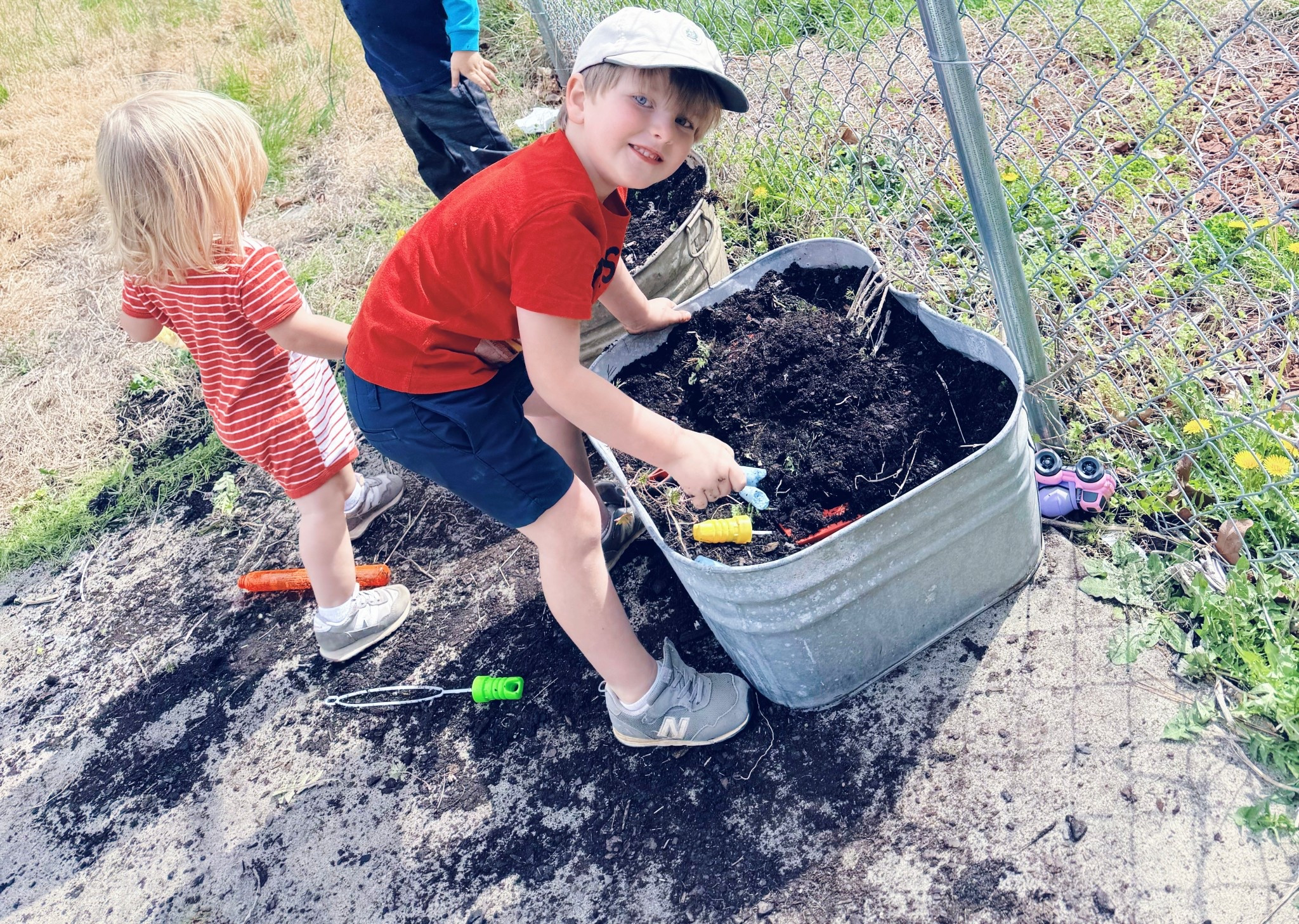 These kiddos loveeee playing in the dirt!!! Such a fun time at a play date with our friends!! 🪴🤎