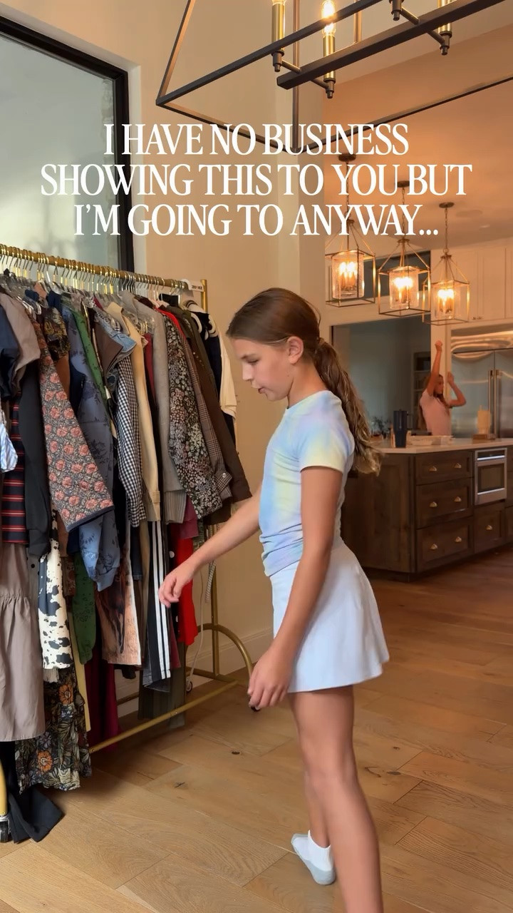 I truly have no business showing you this because it’s a hotmess and I look a bit like I’m channeling Adam Sandler style but I’m really excited @reeses pumpkins are back 🎃 

Comment TARGET for details to all of it! You’re gonna want this banana zip up hoodie and for sure the fp pants for $!