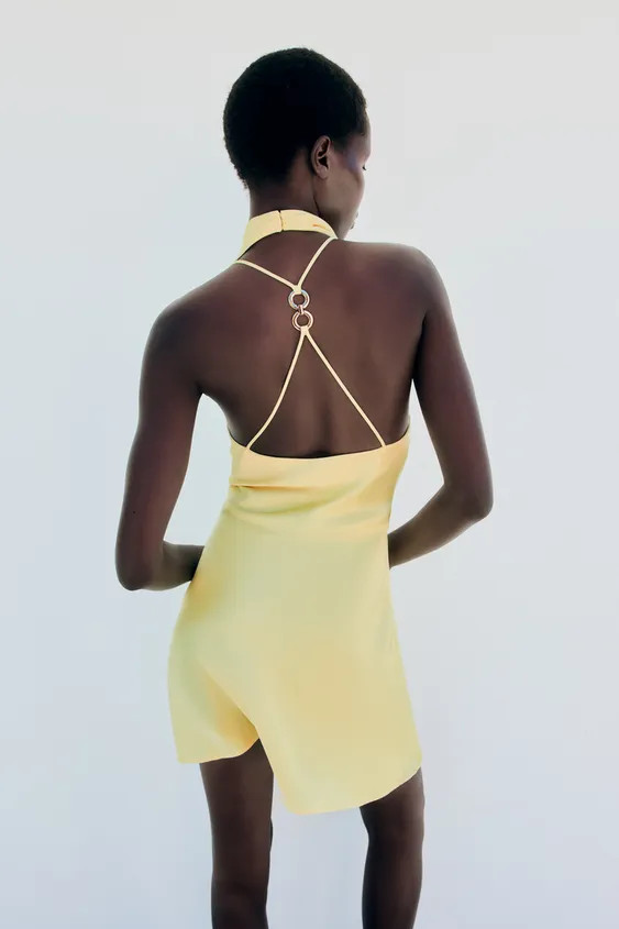 Short halter neck dress. Open back with thin straps and gold-toned ring details. | Zara UK
