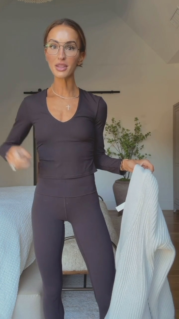 love this chocolate brown combo from lululemon 🤎🤎 looks so cute with a cardigan or jacket layer over! 🙌🏼